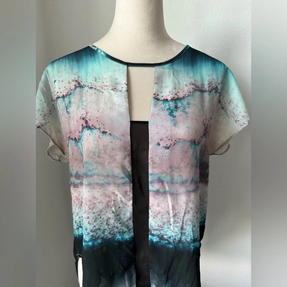 High-Low Abstract Blouse - Picture 3 of 9